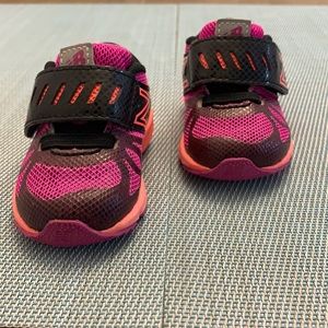 New Balance - Infant Girls low top sneaker shoes KV200RBI. Size 2